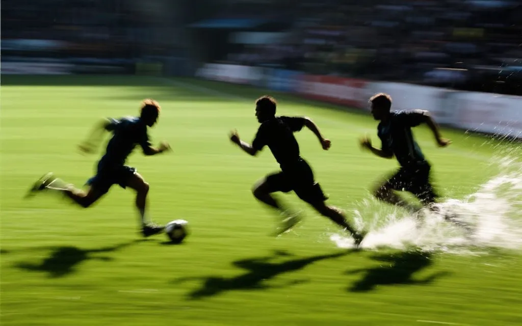 球员在高压逼抢与快速反击场景中冲刺，体现转换与应变